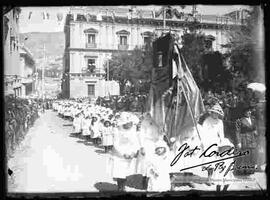 Desfile del 6 de agosto, por parte de estudiantes, pasando delante del palacio legislativo y de gobierno, plaza Murillo.