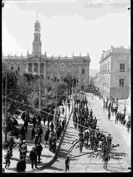 Desfile de la banda del Colegio Militar, por la Plaza Murillo con el fondo del Palacio de Gobierno y Palacio Legislativo.