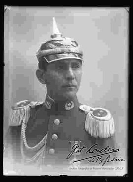 Foto de estudio demedio cuerpo, de un teniente Coronel del Colegio Militar