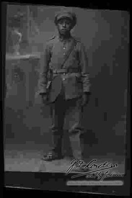 Foto de estudio de un soldado mensajero de la Guerra del Chaco