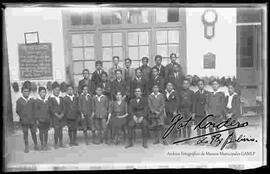 Grupo de estudiantes junto a su profesora en el patio de un colegio