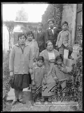 Familia en el patio de una casa particular