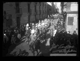 Desfile del colegio militar, por el 6 de agosto, pasando por la calle Mercado, esquina Yanacocha.