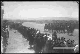 Parada Militar en el alto. desfile del regimiento de campaña montados a caballo