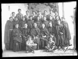 Sacerdotes franciscanos junto a jóvenes, en el pasillo del Convento de San Francisco