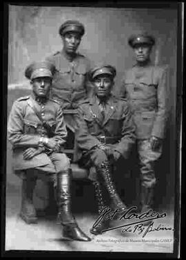 Foto de estudio de un teniente junto a tres soldados de la Guerra del Chaco