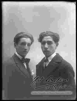 Foto de estudio de medio cuerpo de dos varones, de traje y corbata