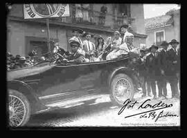 Comparsa, disfrazados de toreros y damas antiguas en  un automóvil Ford. En carnavales, por laAv. América, Esq. Pando