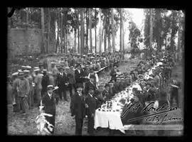 Almuerzo de soldados, cadetes y civiles, en el campo.