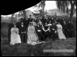 Novios junto a familiares, reunidos en el patio de una casa particular por la celebración de su matrimonio