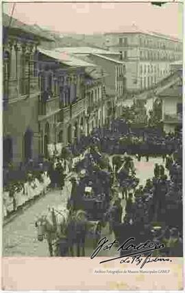 Traslado de los restos de José Manuel Pando, por la calle Comercio para su posterior entierro, seguido por una multitud de personas