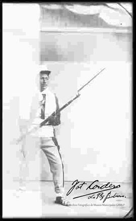 Soldado de los Colorados de Bolivia agarrando su fusil