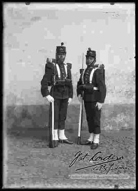 Dos soldados 2dos. de infantería del regimiento colorados de Bolivia en el patio del cuartel