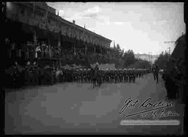 Cadetes del Colegio Militar, pasando por el palco oficial para la transmisión de mando de Ismael Montes a Gutérrez Guerra