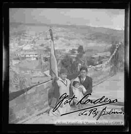 Julio Gonzalo Cordero, José Jiménez y Gloria Cordero, en la terraza de su casa que se encontraba en construcción