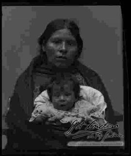 Foto de estudio de una chola sosteniendo a su hijo, para realizar tramites
