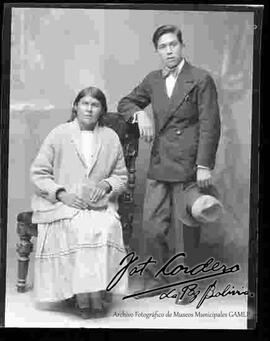 Foto de estudio de una chola junto a un joven