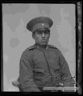 Foto de estudio de medio cuerpo, de un soldado, para realizar tramites