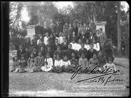 Grupo de estudiantes de un colegio, posando en el interior de un parque