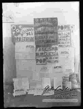 Reproducción de pancartas del por,  periódicos y documentos en contra del imperialismo.