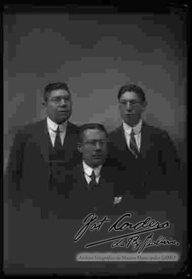 Foto de estudio de tres varones que visten de traje.