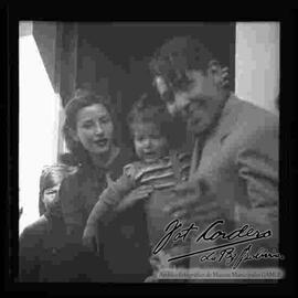 Miguel Alandia Pantoja junto  su esposa Angelica e hijos.