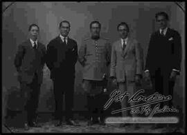 Foto de estudio de cuatro varones junto a un militar