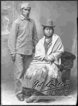 Foto de estudio de una chola a lado de su esposo