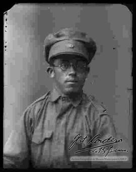 Foto de estudio de medio cuerpo, de un soldado de lentes