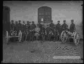 Oficiales de artillería del Colegio Militar junto a dos piezas de artillería, en el patio del Colegio