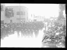 Desfile de cadetes de la  policía, en la avenida armentia, por el aniversario de la policía