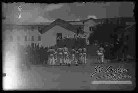 Cadetes del Colegio Militar, realizando saltos mortales en el patio del Colegio Militar