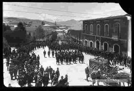 Traslado de los restos del presidente José Manuel Pando,  en una carrosa fúnebre, escoltado por Militares y donde se ve la presencia de Ismael Montes y otras personalidades.