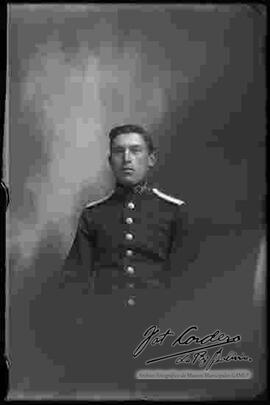 Foto de estudio de medio cuerpo de un Oficial del Ejercito