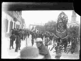 Desfile del 6 de agosto, por parte de la federación de obreros, pasando por la plaza Murillo.