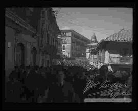 Manifestación y traslado de los restos del estudiante universitario Bengel Gamberos, por parte de una gran multitud de personas por la calle Evaristo Valle. junio de 1946