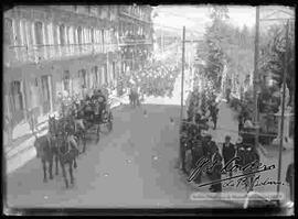 Recepción  de las embajadas, en la transmisión de mando presidencial del General Ismael Montes y s. e. José Gutiérrez Guerra. en el desfile popular