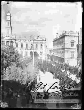 Manifestación pasando por la plaza Murillo, palacio de Gobierno, y Palacio Legislativo