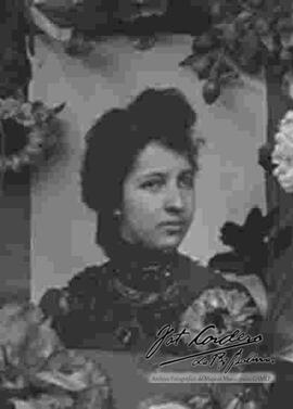 Imagen de una dama en un cuadro con adornos florales.