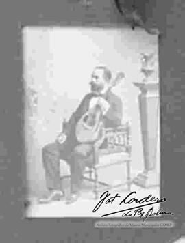 Imagen de un músico tocando una mandolina.