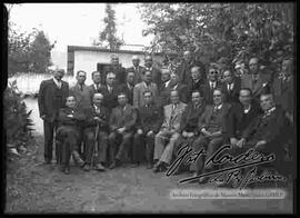 Grupo de abogados, reunidos en el aptio de una casa particular