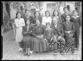 Grupo familiar, en el patio de una casa particular
