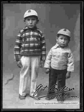 Foto de estudio de dos niños (posiblemente hermanitos)