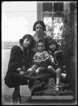 Foto de estudio de una familia en una casa particular