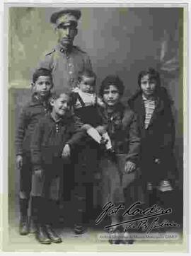Foto de estudio de un soldado de la Guerra del Chaco, junto a su familia