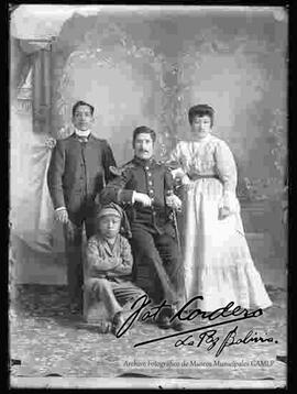 Foto de estudio de una familia, junto a un niño campesino