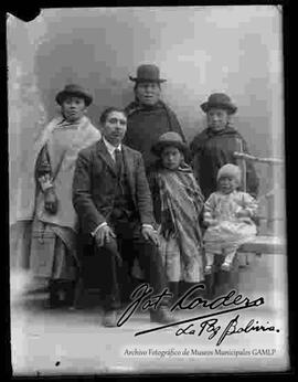 Foto de estudio de una familia de provincia.