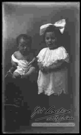 Foto de estudio de un niño y una niña