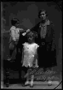 Foto de estudio de una familia (mamá y niños)