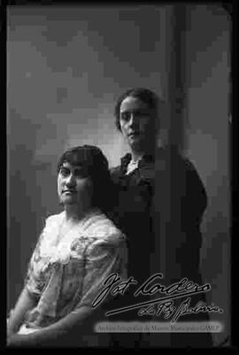 Foto de estudio de dos damas